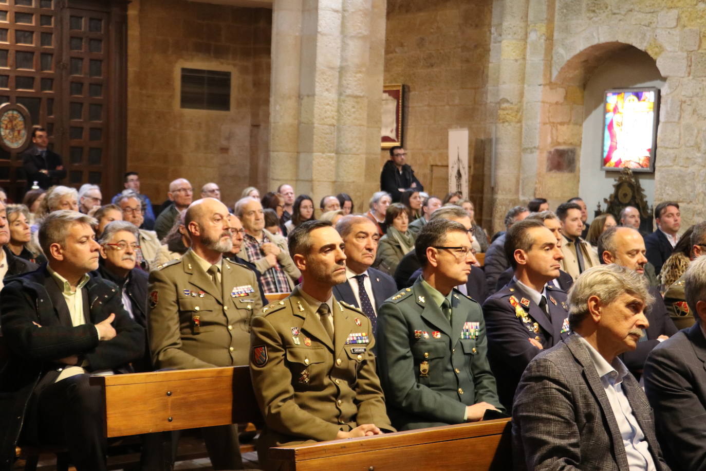 Autoridades en la entrega de la medalla de Oro a la parroquia.