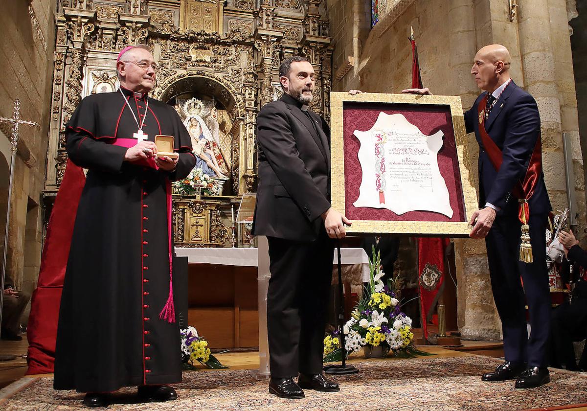 Autoridades en la entrega de la medalla de Oro en la Parroquia de Nuestra Señora del Mercado.