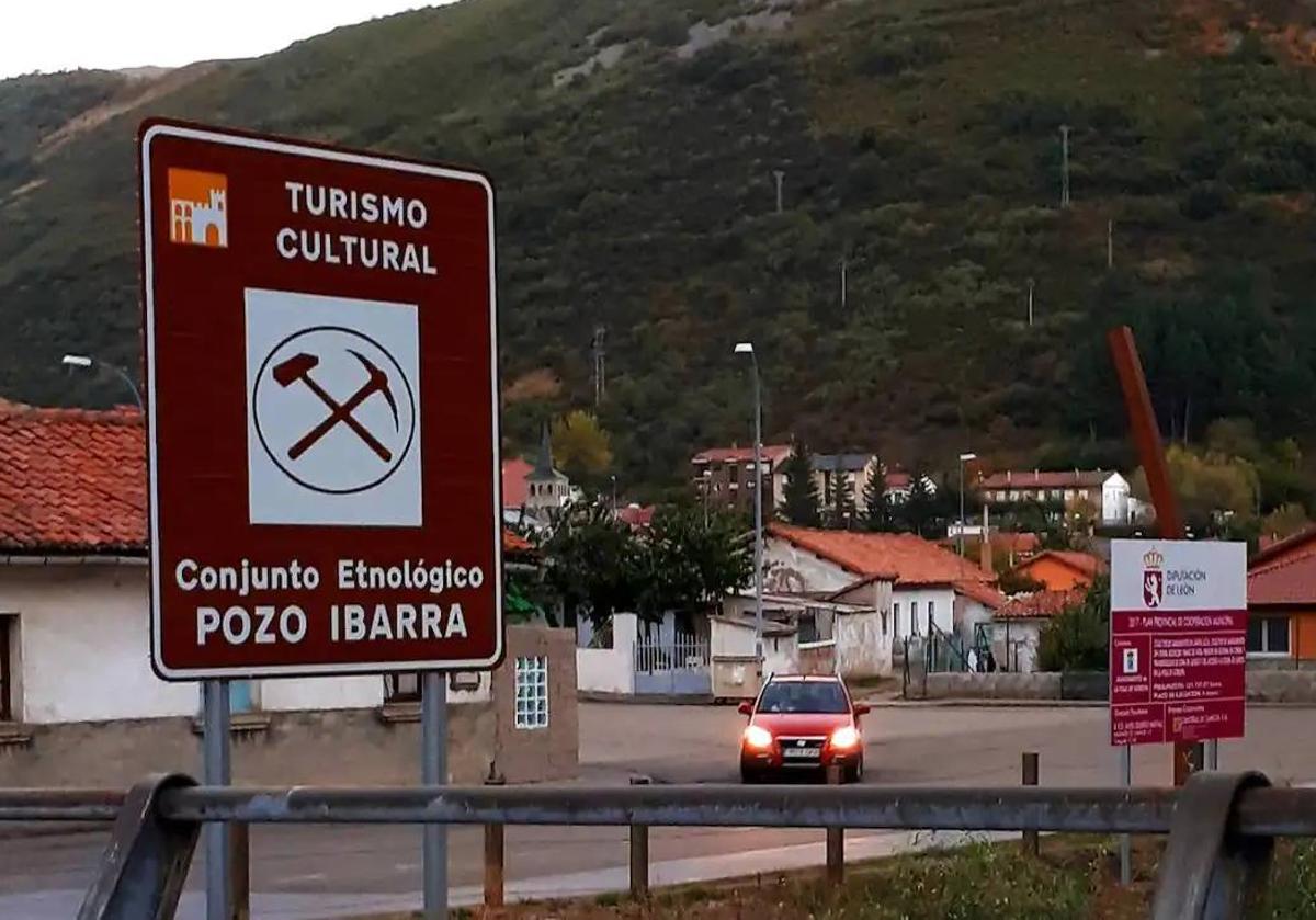 Acceso a la localidad de Ciñera.