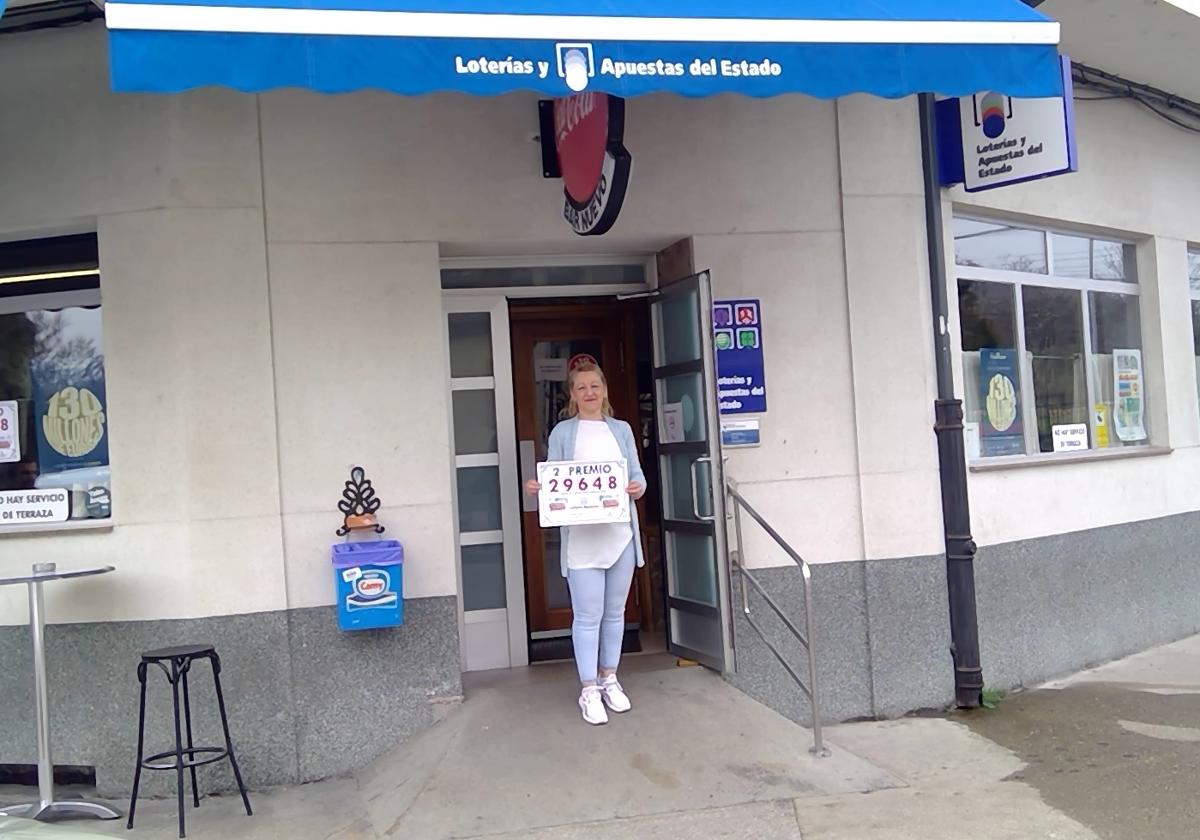 Imagen de la mujer que ha entregado el boleto premiado en su despacho de La Placa.