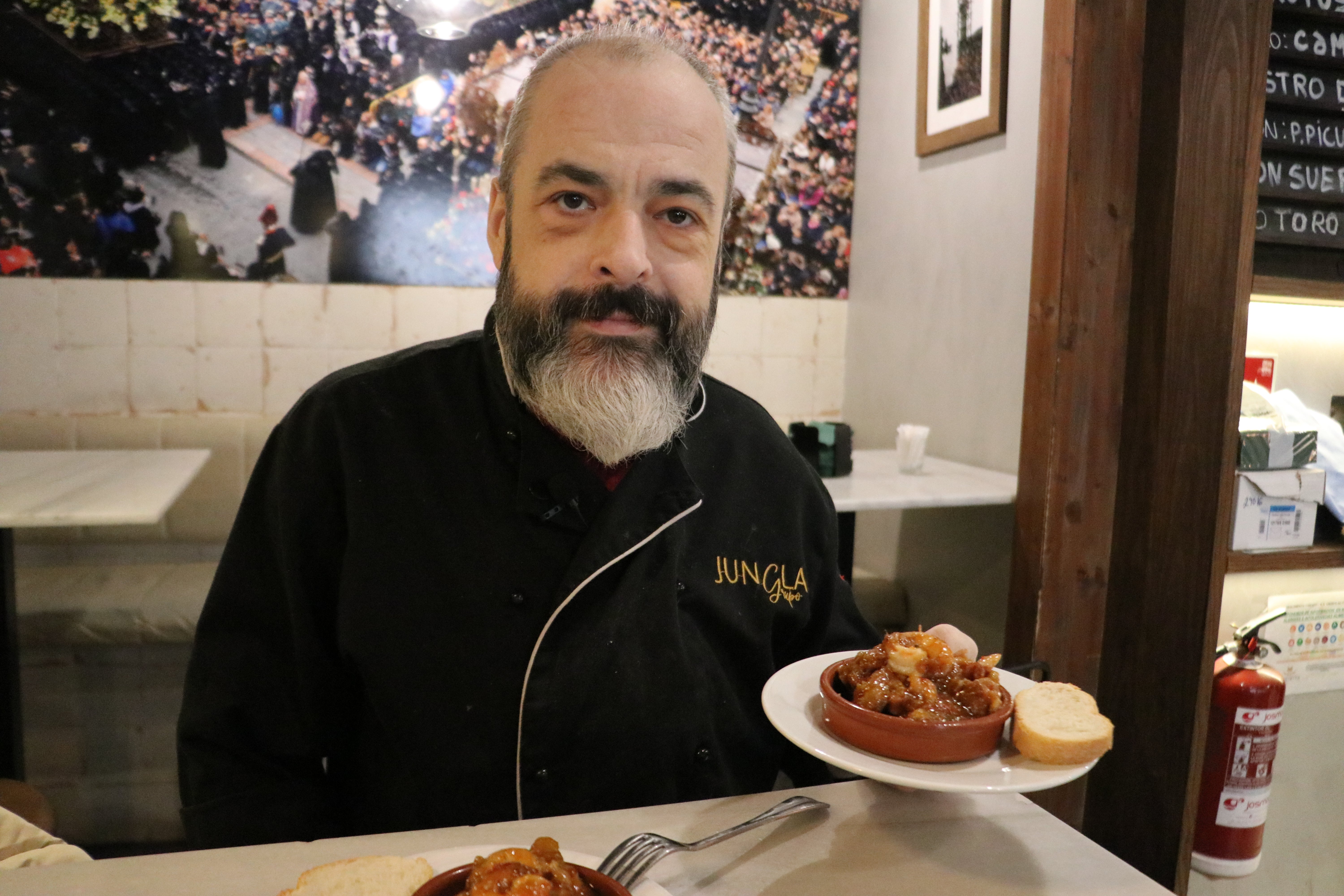 Alberto, dueño del Bar Sevilla ubicado en la calle Rua Nova presenta su tapa Mar y Tierra.