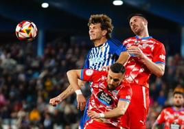 Longo disputa un balón ante el central del Lugo, César Morgado.