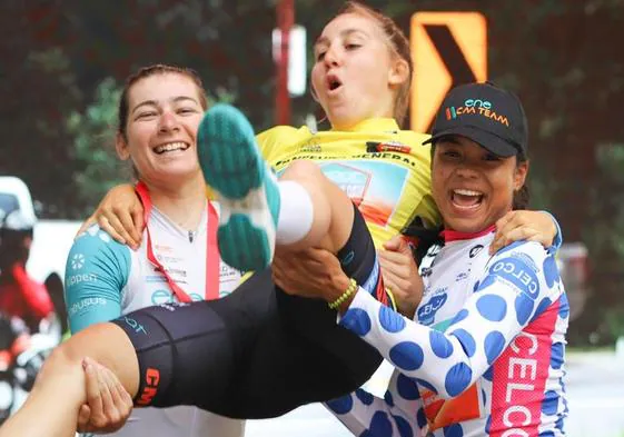 Daniela Campos y Andrea Alzate 'mantean' a Valentina Basilico tras ganar la Vuelta a Guatemala.