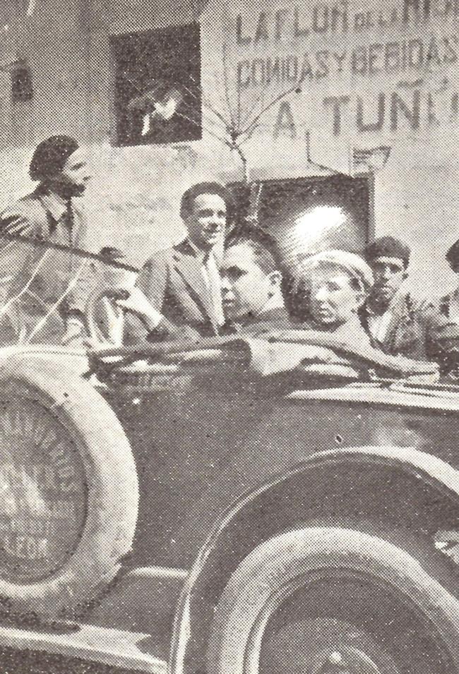 Fotografía de Eulogio en su taxi.