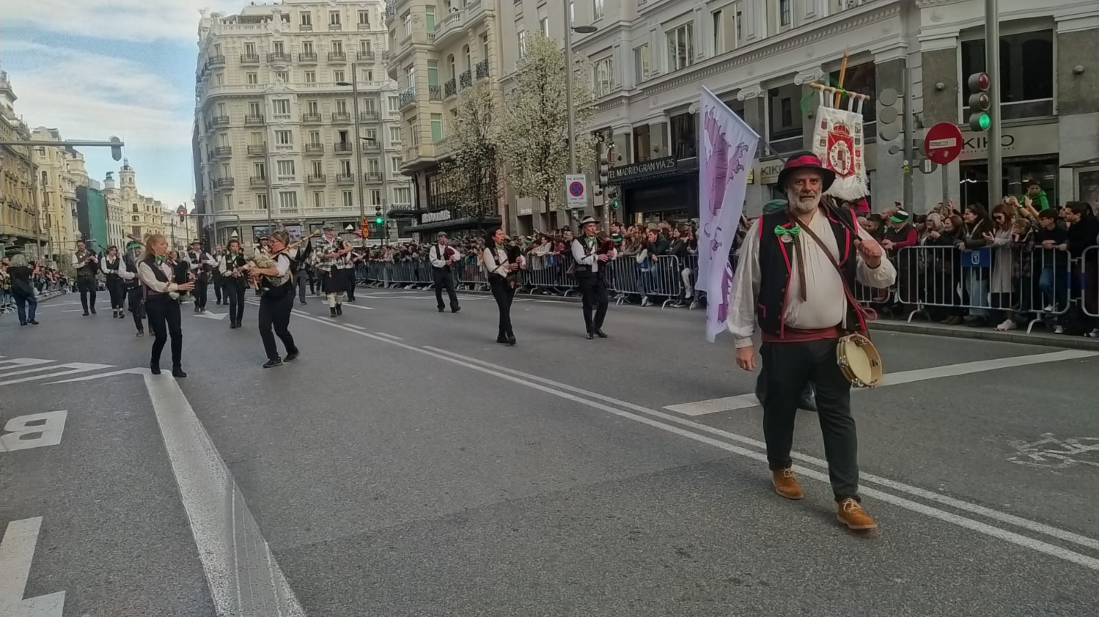 La Gran Vía madrileña disfruta de San Patricio con gaiteros bercianos
