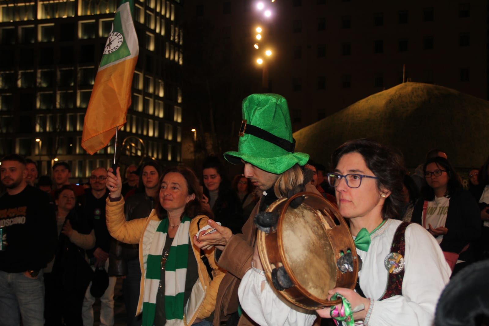 La Gran Vía madrileña disfruta de San Patricio con gaiteros bercianos