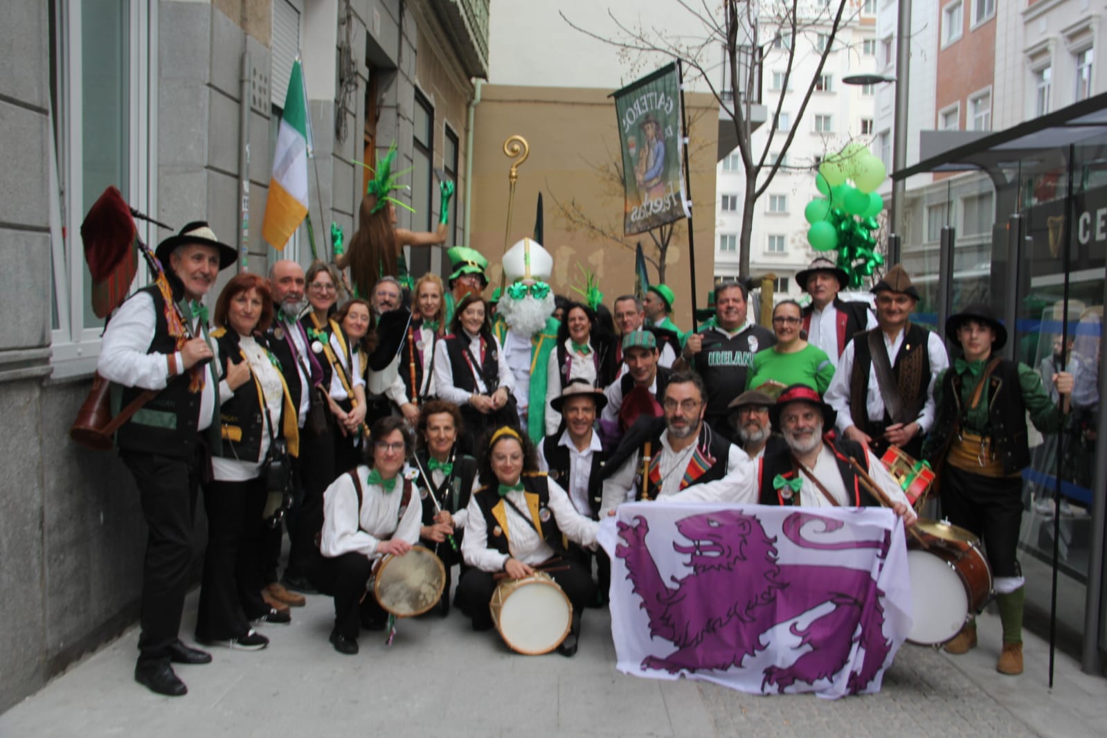 La Gran Vía madrileña disfruta de San Patricio con gaiteros bercianos