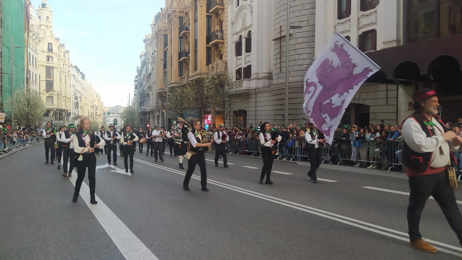 La Gran Vía madrileña disfruta de San Patricio con gaiteros bercianos