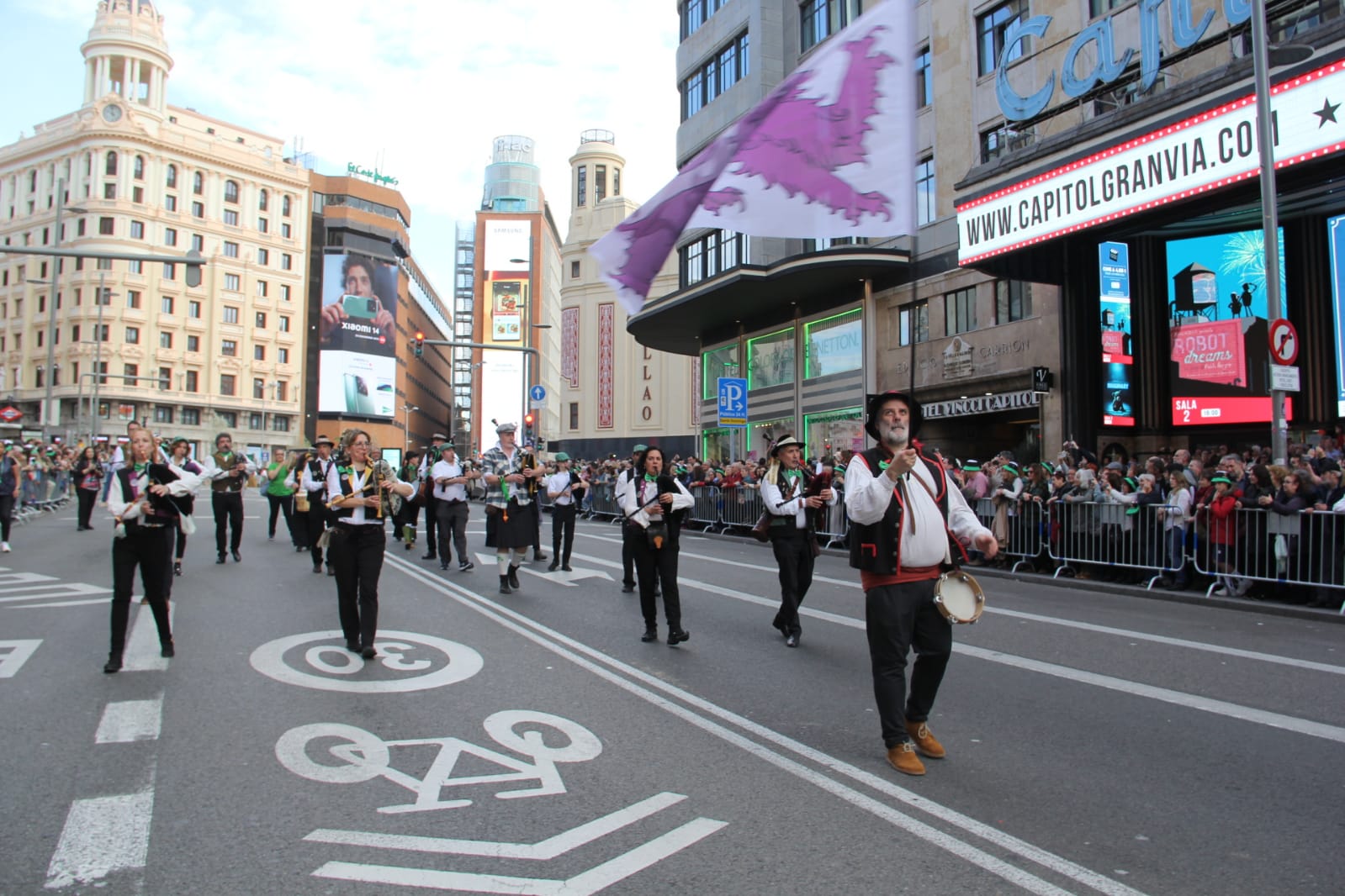 La Gran Vía madrileña disfruta de San Patricio con gaiteros bercianos