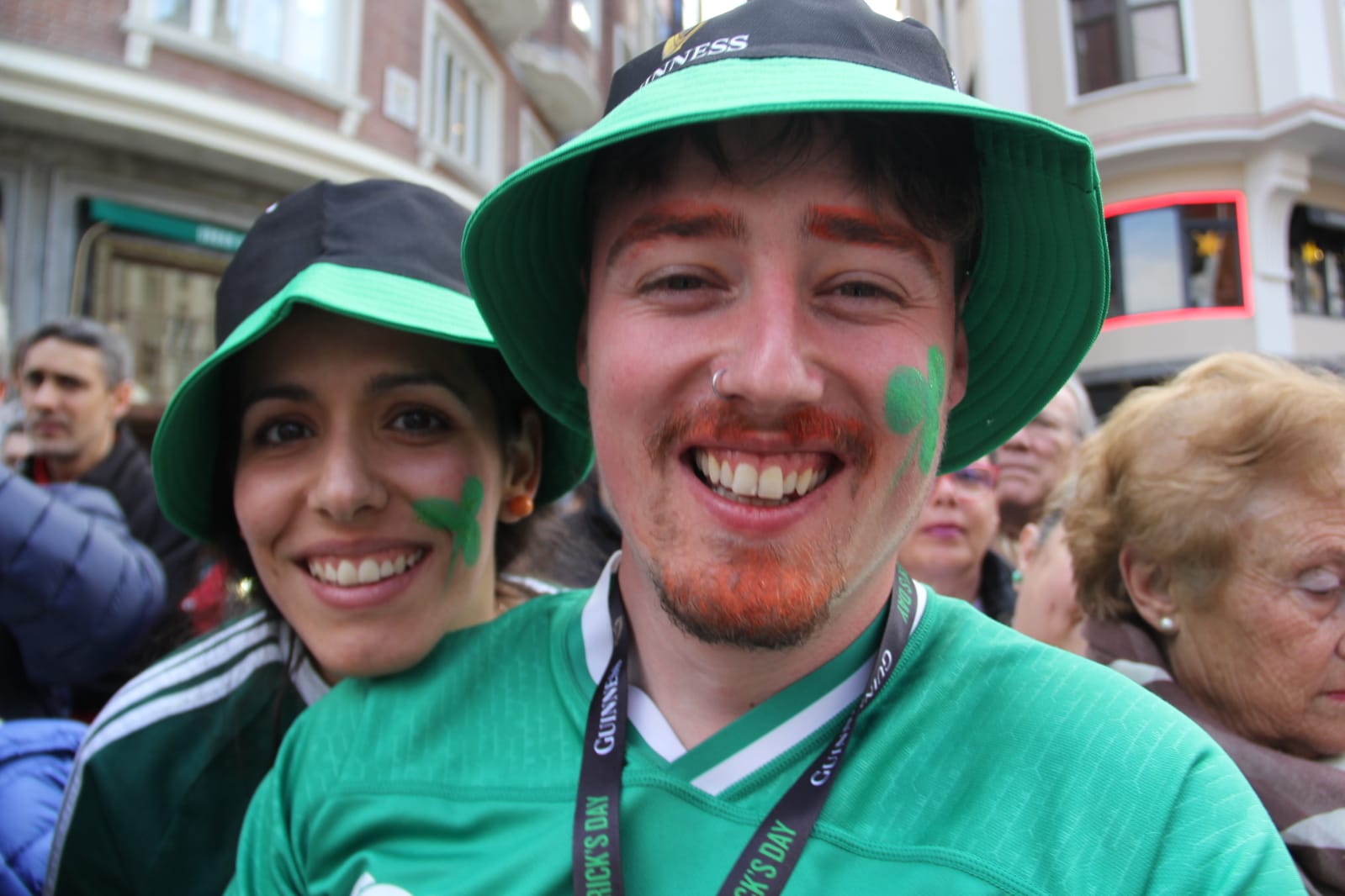 La Gran Vía madrileña disfruta de San Patricio con gaiteros bercianos