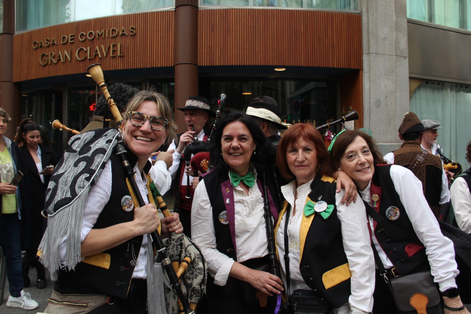 La Gran Vía madrileña disfruta de San Patricio con gaiteros bercianos