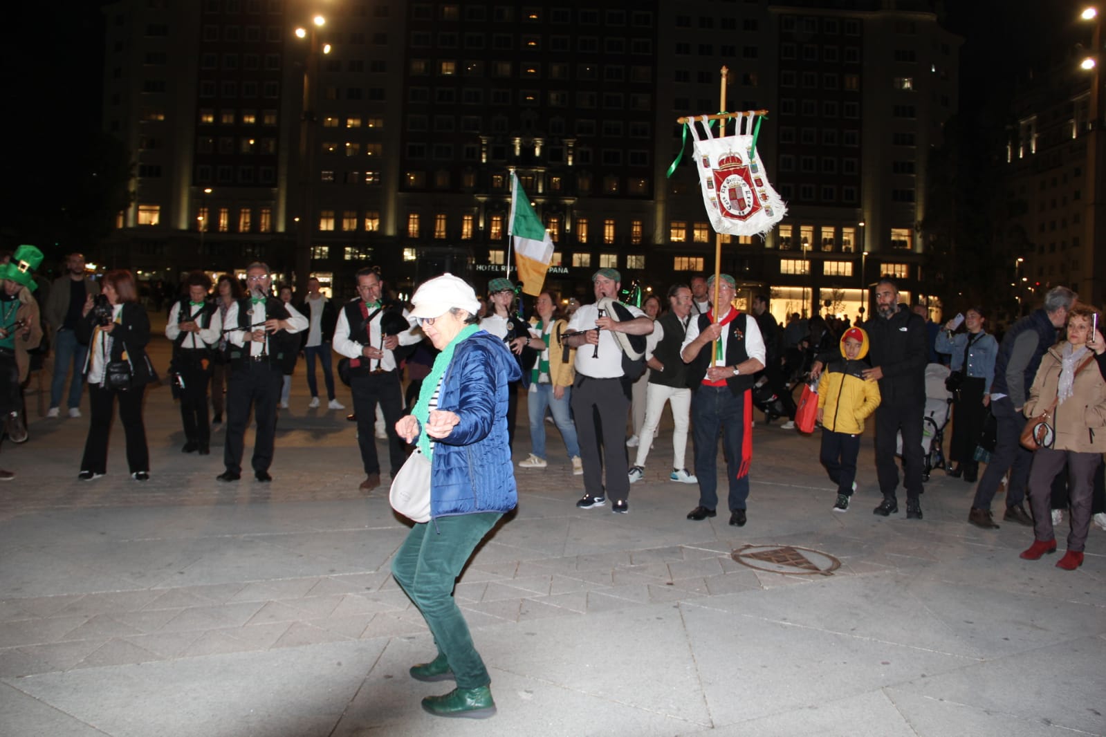 La Gran Vía madrileña disfruta de San Patricio con gaiteros bercianos