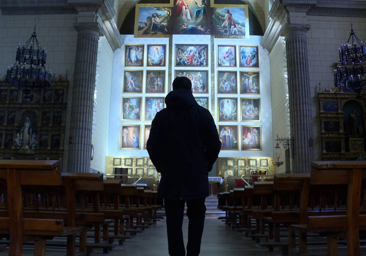 Víctor Moreno frente al retablo de la Iglesia de Renueva.