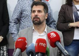 Luis Tudanca, secretario autonómico del PSOE, compareció junto a los miembros del comité de empresa del Centro Estrada.