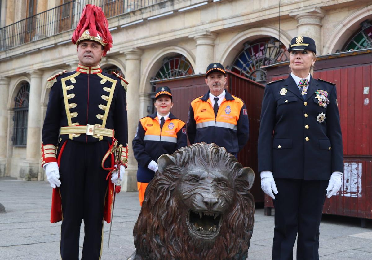 Los agentes de la Policía Nacional, Policía Local de León y Agrupación de Voluntarios de Protección Civil, escoltan a la escultura del león saliendo de la alcantarilla.