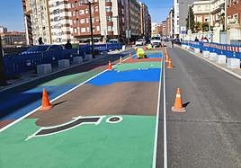 Operarios trabajando en el paso de cebra que da acceso al colegio Maristas San José de León.