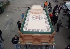 Nuevo trono de Jesús de la Esperanza Cautivo ante Anás.