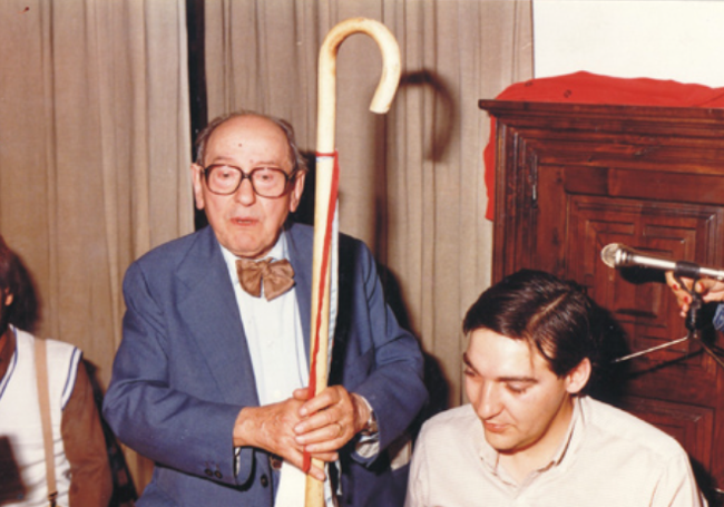 Paco Pérez con el bastón de Abad. Y Maxi Barthe a su lado.