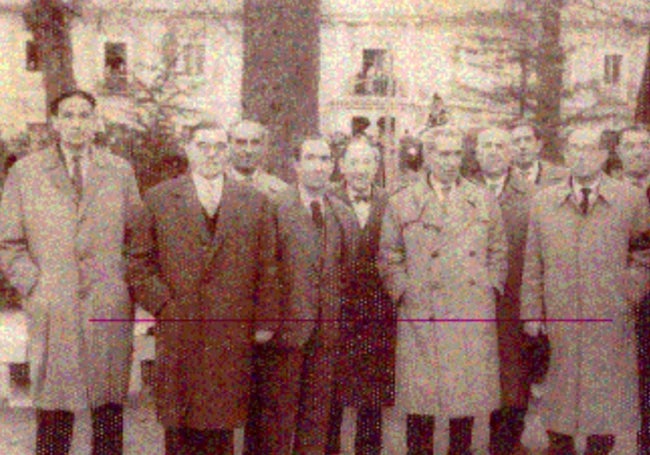 Semana Santa de León 1958. El hombre que ocupa la posición central, con pajarita, es Paco Pérez.