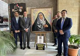 Recepción del alcalde al pintor Luis Zotes que ha presentado una obra dedicada a la Virgen de la Divina Gracia.