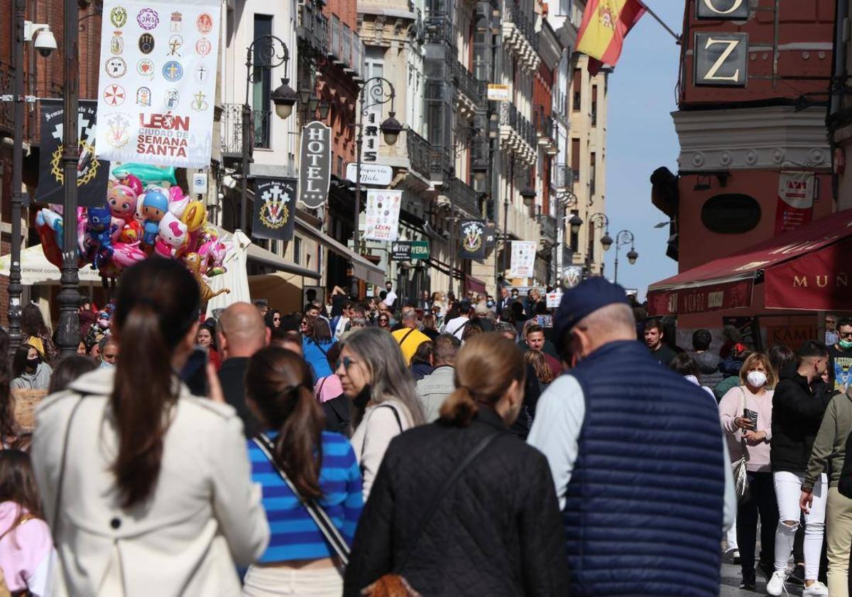 Imagen de archivo de la calle Ancha llena de gente en Semana Santa.