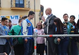 El alcalde de León recibe el Martillo Solidario de Amidown.