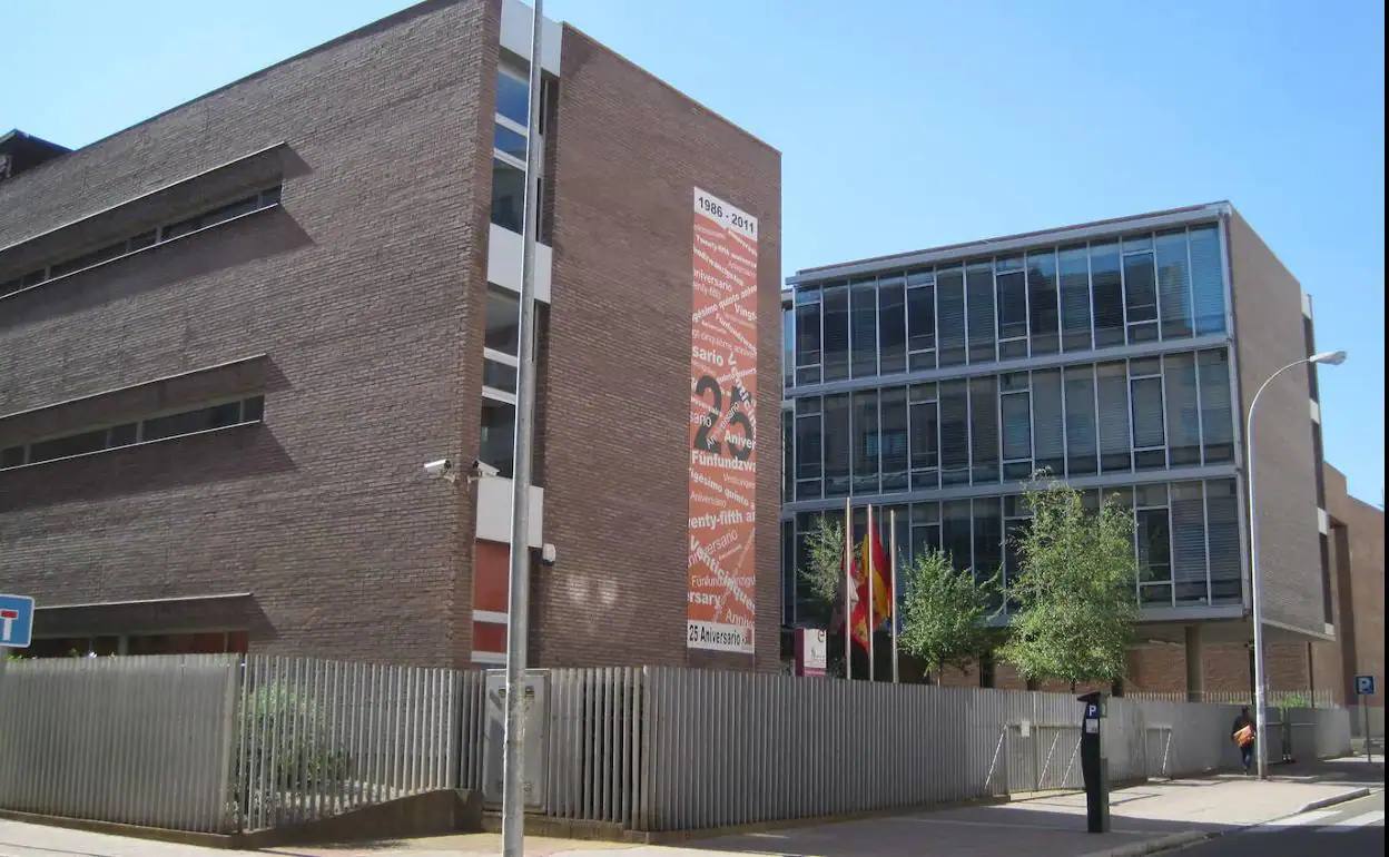 Fachada de la Escuela Oficial de Idiomas de León.