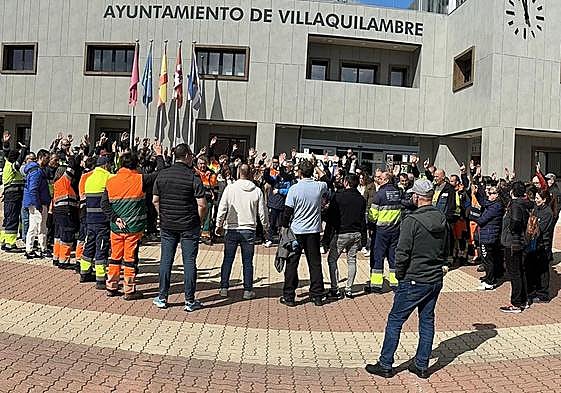 Trabajadores de los servicios públicos de Villaquilambre a las puertas del Ayuntamiento.