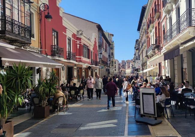 La calle Ancha, al medio día de este Sábado Santo.