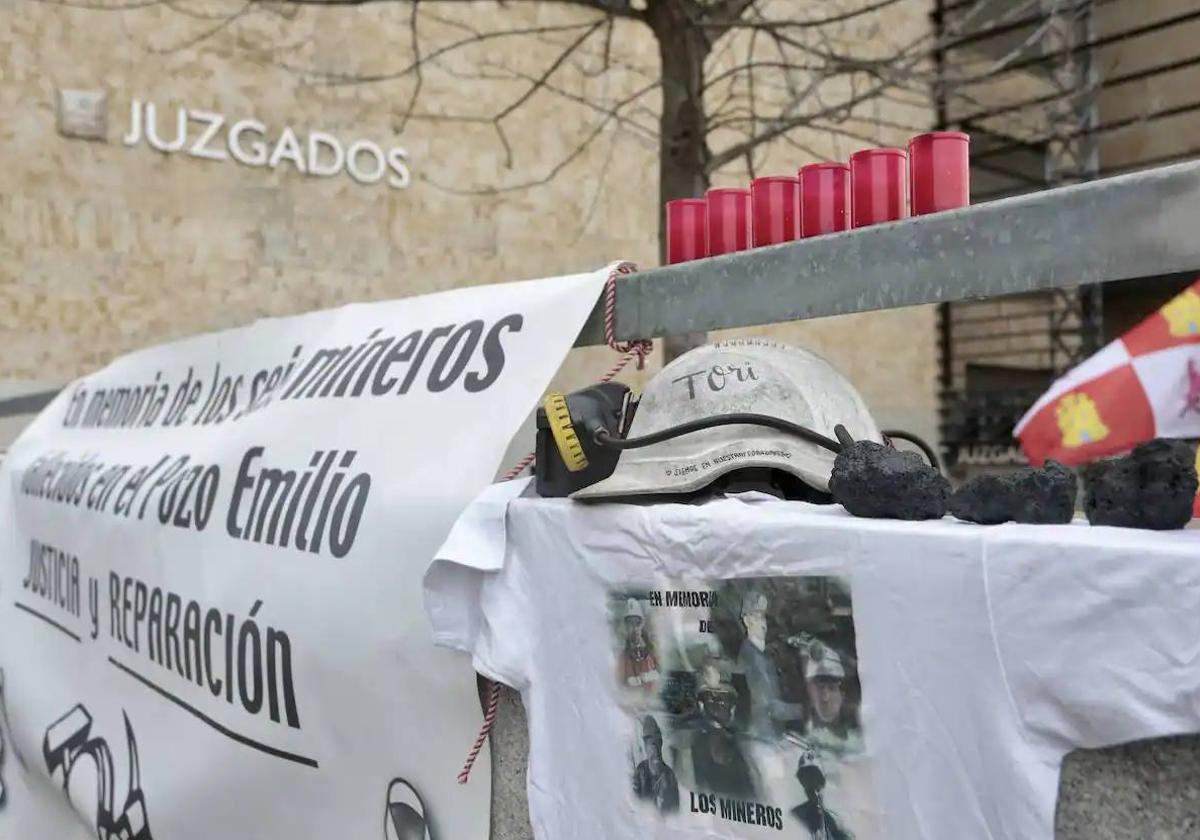 Exterior de los juzgados en una de las sesiones del juicio.