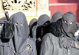 Dos braceros del Gran Poder en un momento de la procesión.