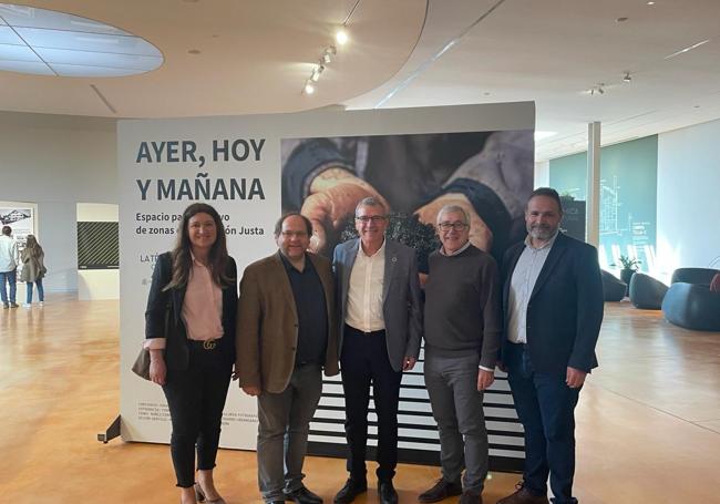 En la foto, Elena Bailez, Concejal Desarrollo Económico La Bañeza, Javier Carrera, Alcalde de La Bañeza, Francesc Boya, Secretario de Estado para el Reto Demográfico (Ministerio para la Transición Ecológica y el Reto Demográfico), José Fernández, Alcalde de Puebla de Sanabria y José Luis Del Riego, Concejal de Cultura y Relaciones Internacionales de La Bañeza.