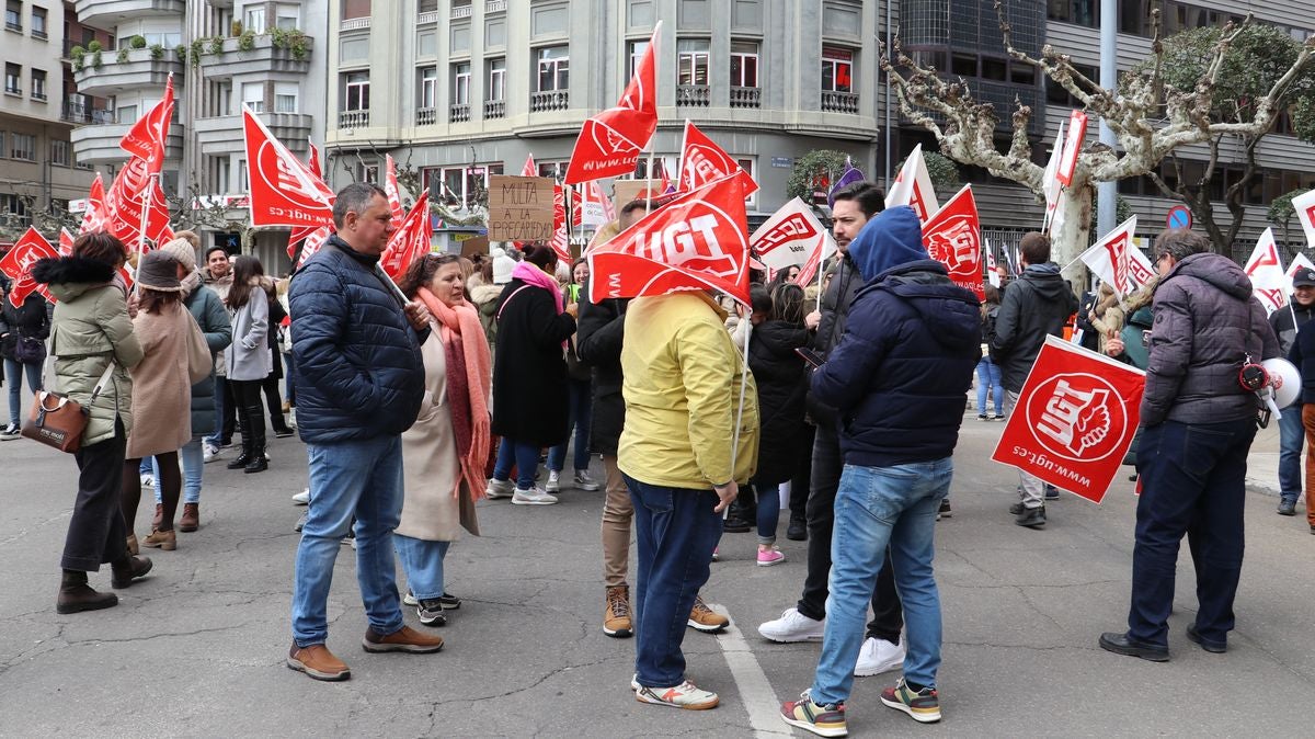 El Centro Estrada lleva su protesta a la subdelegación del Gobierno