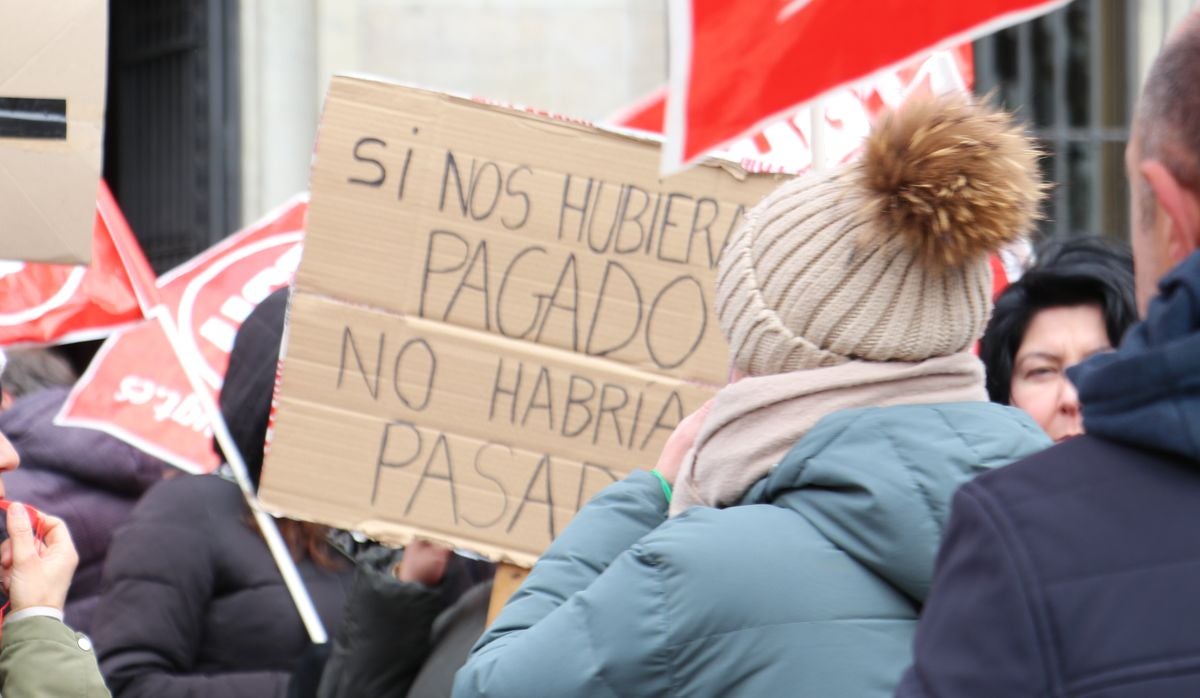 El Centro Estrada lleva su protesta a la subdelegación del Gobierno