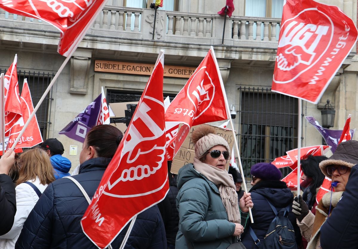 El Centro Estrada lleva su protesta a la subdelegación del Gobierno