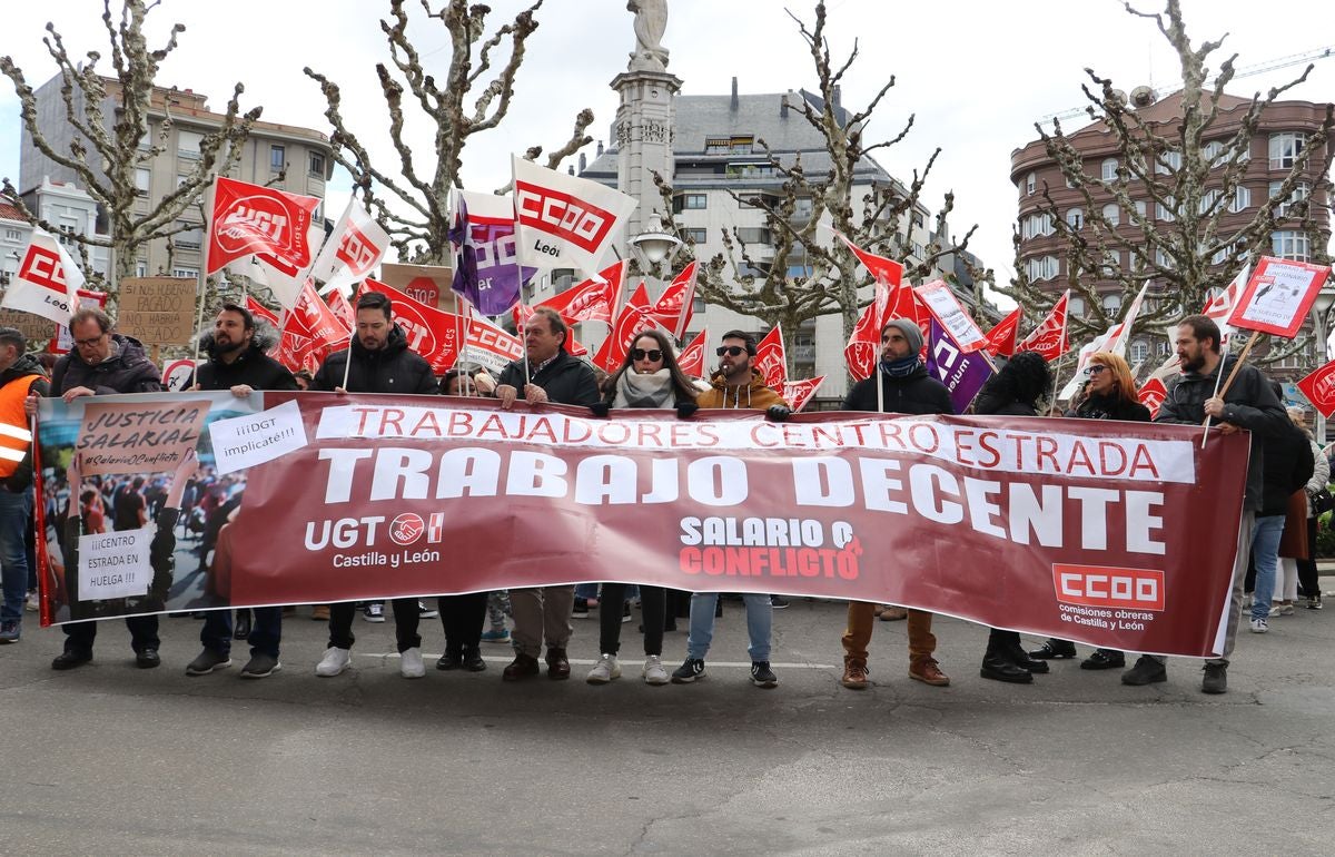 El Centro Estrada lleva su protesta a la subdelegación del Gobierno