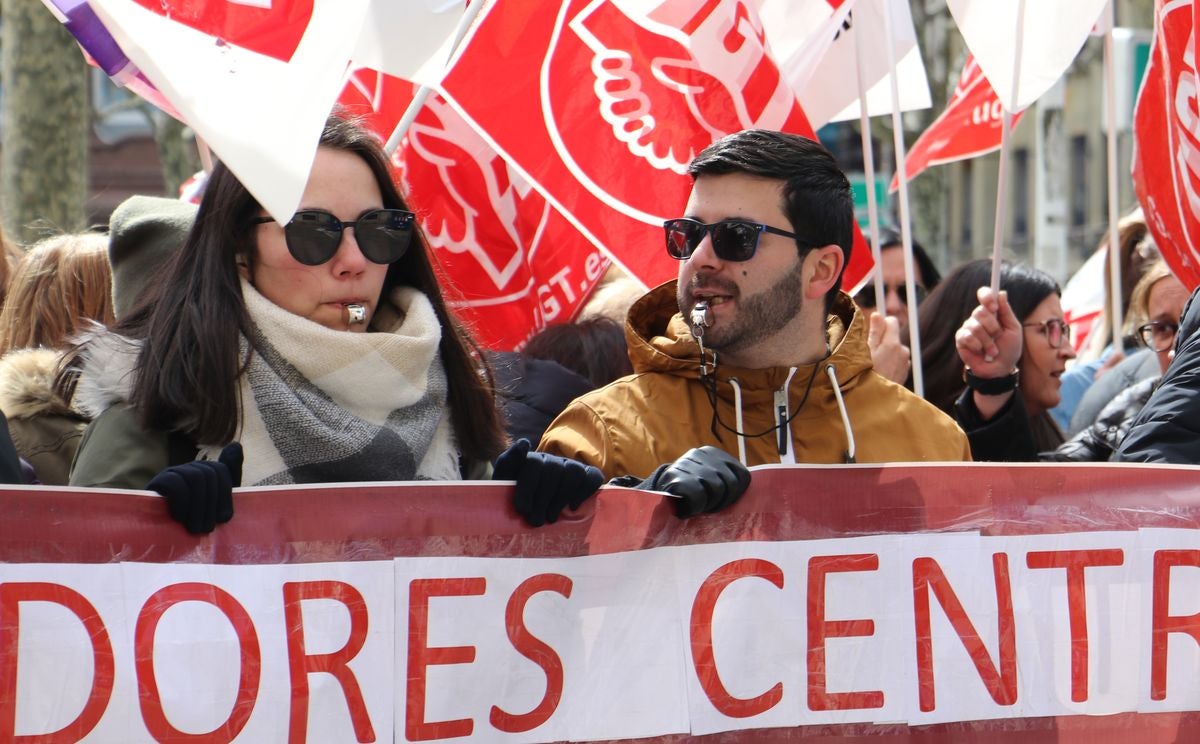 El Centro Estrada lleva su protesta a la subdelegación del Gobierno