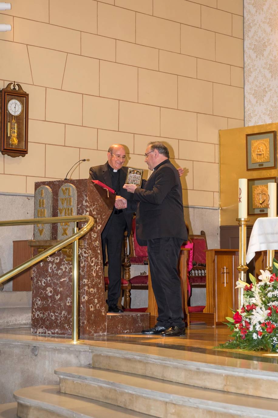 El retablo de la iglesia de Renueva representa los 20 misterios del rosario