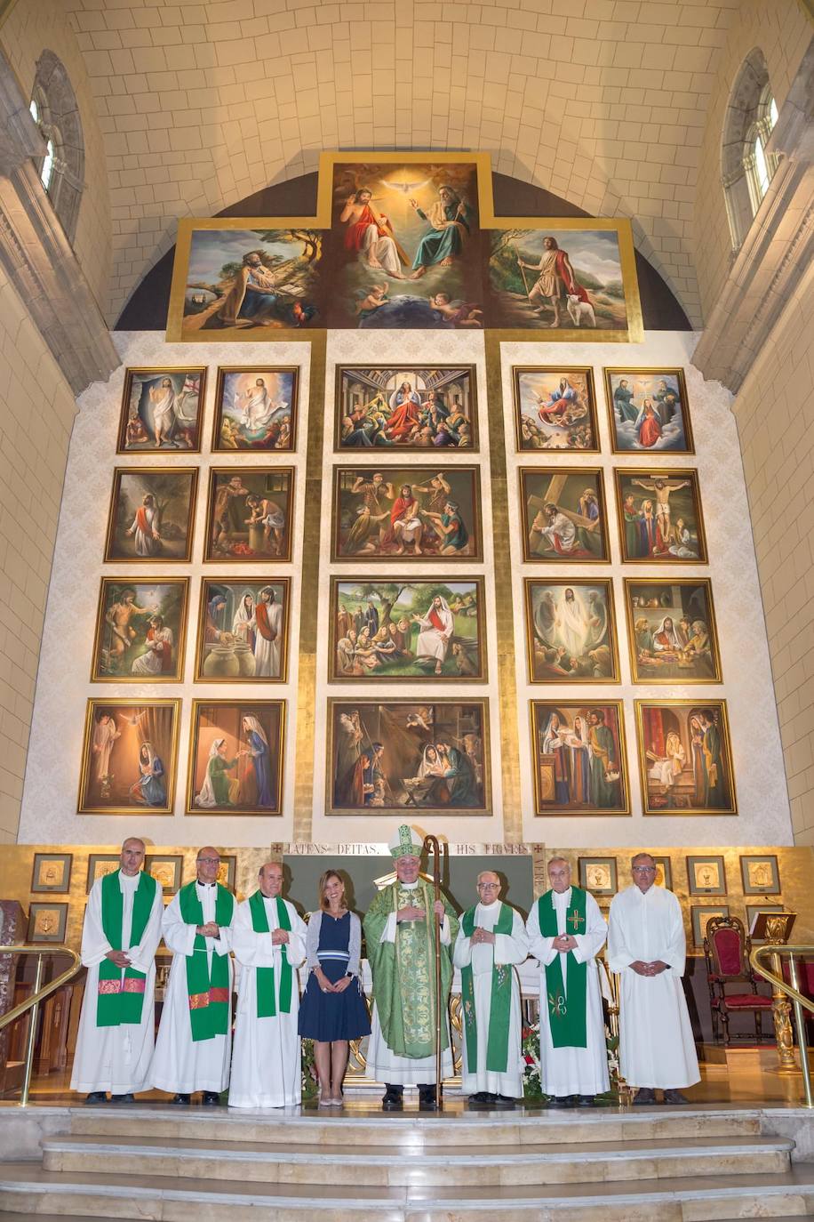 El retablo de la iglesia de Renueva representa los 20 misterios del rosario