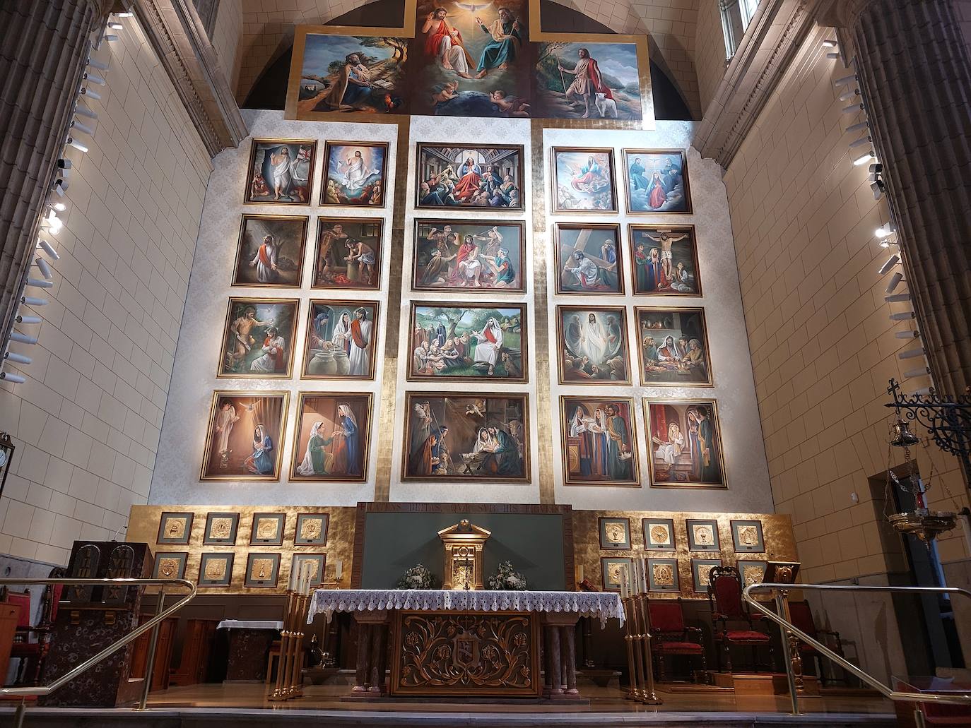 El retablo de la iglesia de Renueva representa los 20 misterios del rosario