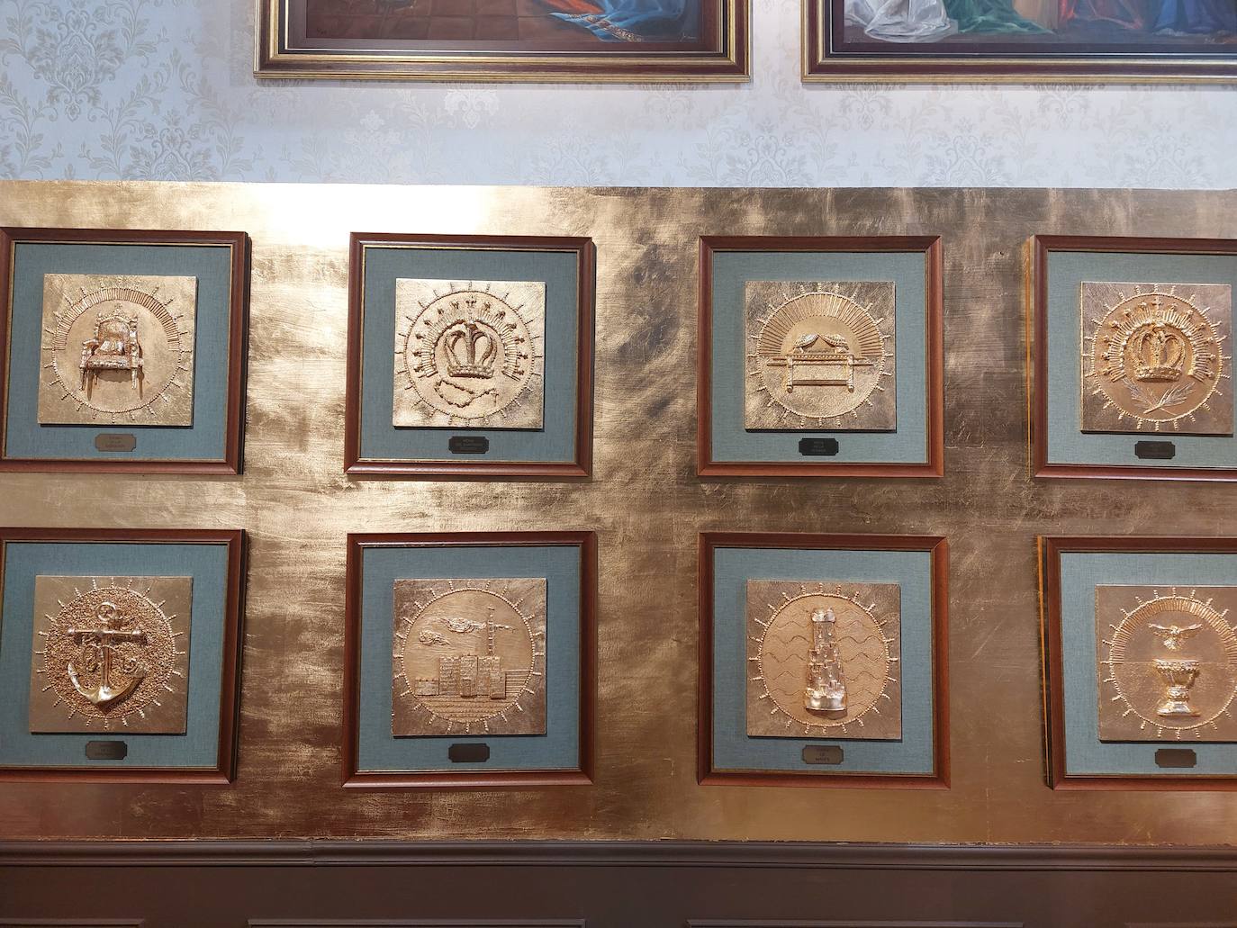 El retablo de la iglesia de Renueva representa los 20 misterios del rosario