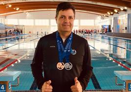 Rubén Serrano posa con sus dos medallas.