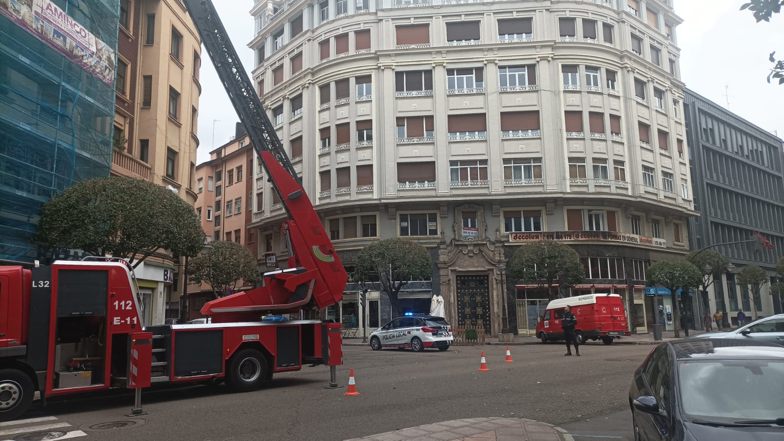 Bomberos de León actúan sobre una cornisa en Gran Vía de San Marcos. 