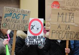 Los trabajadores del Centro Estrada se concentraron frente a la Jefatura Provincial de Tráfico de León.