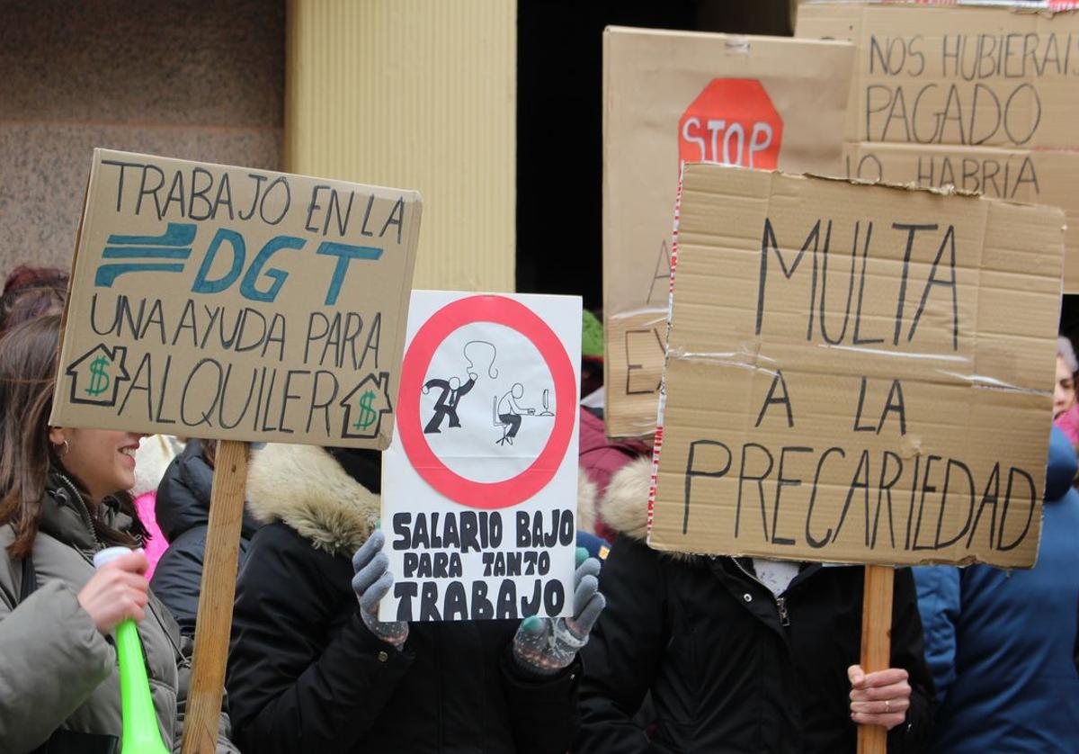 Los trabajadores del Centro Estrada se concentraron frente a la Jefatura Provincial de Tráfico de León.