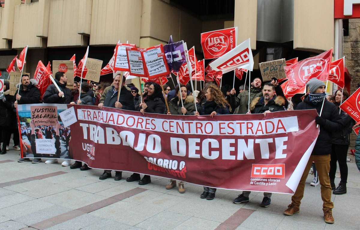 Tercera jornada de huelga de la plantilla del Centro Estrada de León