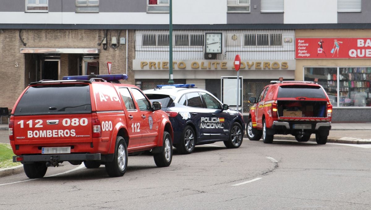 Bomberos, Policía Local y Policía Nacional cortan el tráfico ante el desprendimiento de un tejado. 