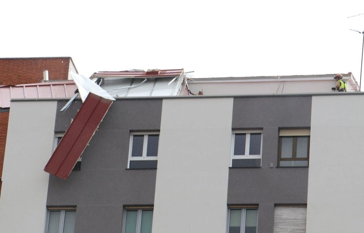 El viento vuela un tejado en León
