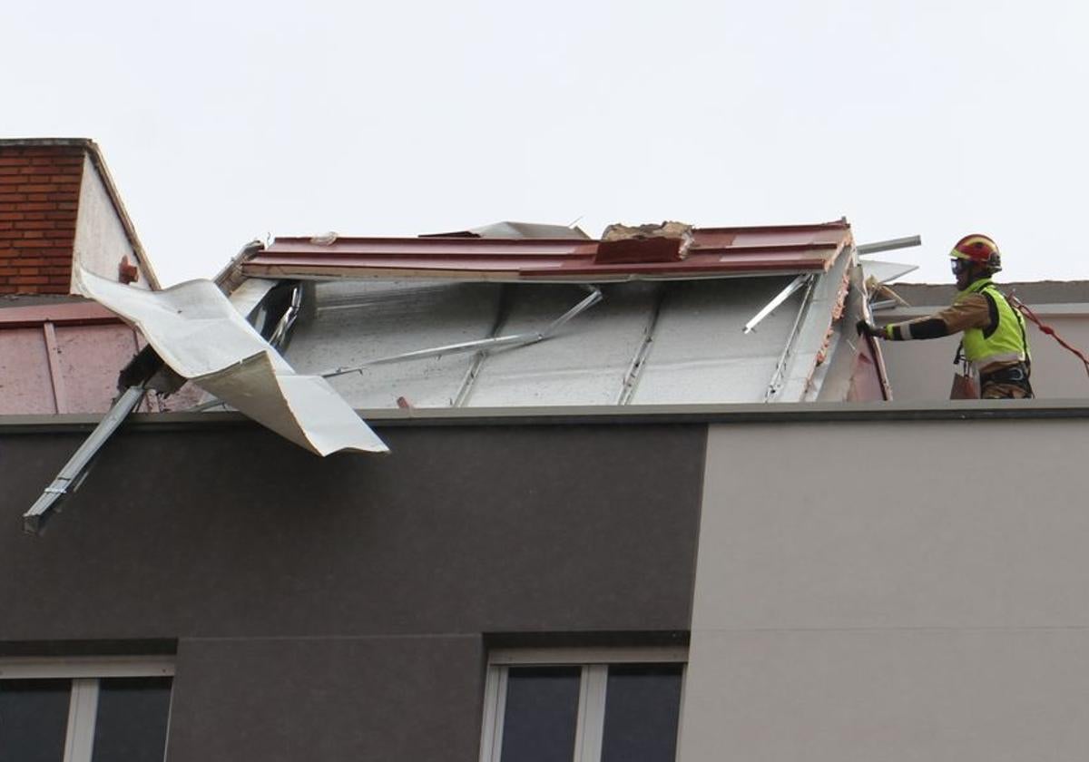 Tejado afectadao por el viento en Pinilla.