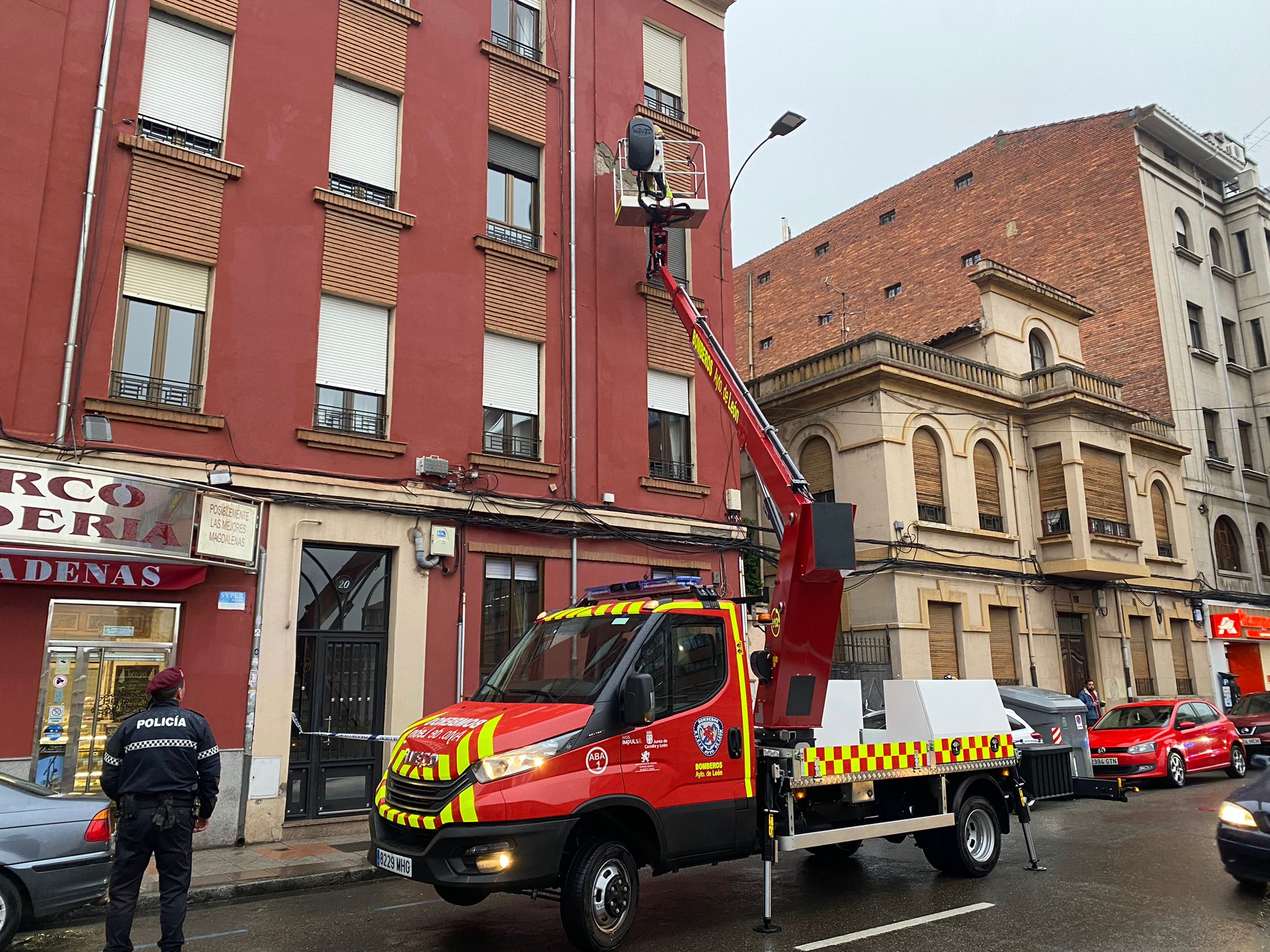 Actuación de Bomberos del Ayuntamiento de León en la calle Santa Nonia